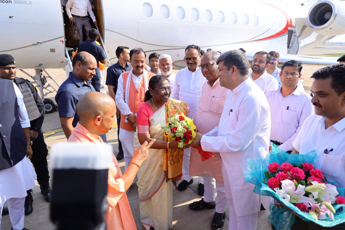 ErAshishSPatel's tweet photo. आज लखनऊ एयरपोर्ट पर पूर्व राज्यपाल झारखंड एवं NDA की राष्ट्रपति प्रत्याशी आदरणीय द्रौपदी मुर्मू जी का उत्तर प्रदेश की धरती पर स्वागत एवं अभिनंदन करने का सौभाग्य प्राप्त हुआ। https://t.co/2CXebeCAzd
