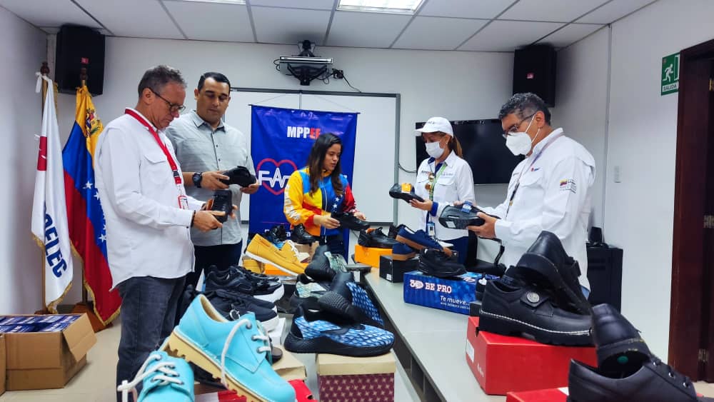 mippci_ven's tweet photo. Gracias al Pdte. @NicolasMaduro y al Vicepdte de Obras Públicas @_Vpsops  @NestorLReverol, gob de @JEHYSONGUZMAN llevó el Plan "Z"  a los más de 930 trabajadores de Corpoelec en articulación con la secretaria de Servicios Públicos @Marielysacipa_
#NuevaEraDeLaComunicación https://t.co/UR1wJPoAUn