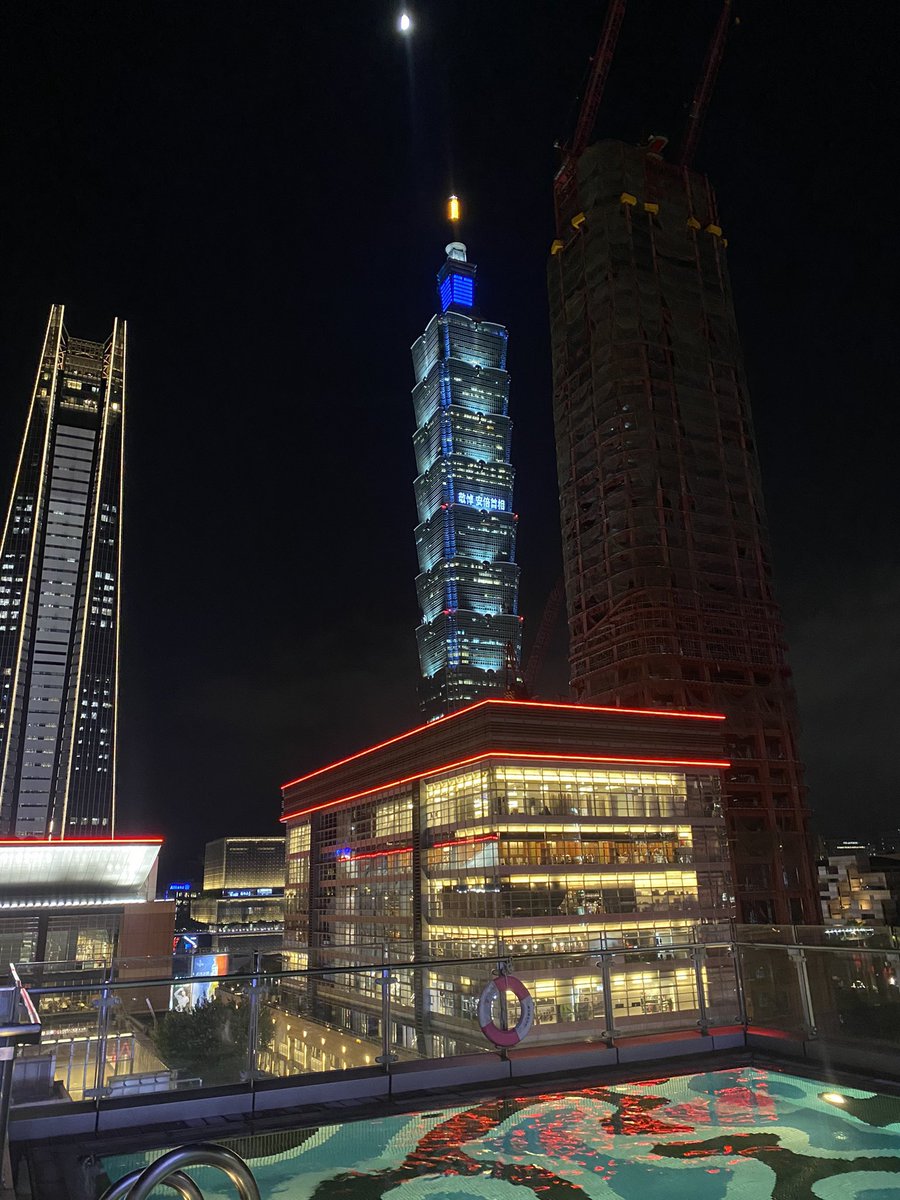 ElamaniTh's tweet photo. ตึก Taipei 101 ในไต้หวัน ขึ้นข้อความไว้อาลัยต่อการจากไปของอดีตนายกรัฐมนตรี ชินโซ อาเบะ
#ชินโซอาเบะ #ญี่ปุ่น #ShinzoAbe #Japan #安倍さん https://t.co/Y5dFeQ6BHM