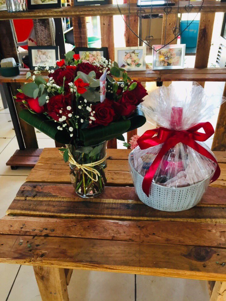 sheya63's tweet image. It’s Friday and he still didn’t buy you flowers?🥺...Post them on your status so he sees that you need flowers nkelo☺️♥️

Please halla at +264 818050518 or make a turn at Petals Delight, Dolly mall, Ongwediva💐☘️