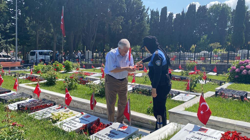 istanbul_EGM's tweet photo. Kurban bayramı arifesinde 
📍Edirnekapı Polis Şehitliğindeydik. 👮🏻‍♀️

Dualar okuyup ziyaretçilere gül suyu İkram ettik. 🌹

#HayırlıCumalar https://t.co/W0c5JgYGQJ