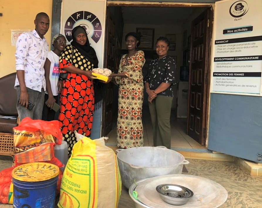 FITIMABFGN's tweet image. La mise en place des Activités Génératrices de Revenu (AGR) pour les 25 femmes bénéficiaires du microprojet de #FITIMA_Guinée financé par le #ProgrammeCLE se poursuit. A date, 14 femmes ont reçu ce dont elles ont besoin pour démarrer leur AGR et ont commencé à exercer.