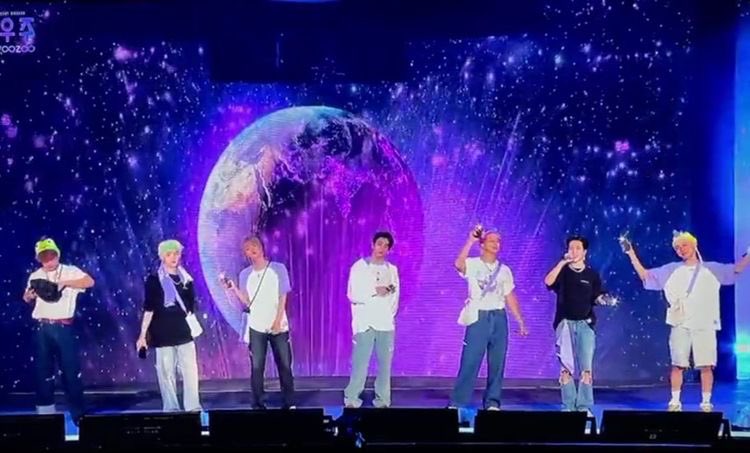 ˗ˏˋ ꒰ ♡ #blepthv_giveaways♡ ꒱ ˎˊ˗

˚ ༘♡ ⋆｡˚ army day giveaway! 💜
         ⤷ 1 winner of unsealed bts sowoozoo muster dvd (complete inclu except rpc) 

♡︎ mbf me
♡︎ like &amp; rt

ends: tba since kakarating palang sa ph ng swz dvds ko (づ˃ ⤙ ˂)づ ♡ happy bday, army ! 🤍