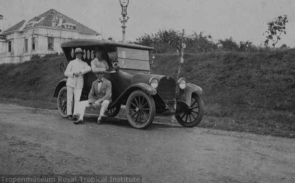 Drie Europeanen poseren op een weg nabij een vervallen huis bij de auto waarmee ze op weg zijn naar Salatiga.
Dated : 27-02-1921

#salatiga #potolawassalatiga #salatigastad #sejarahsalatiga