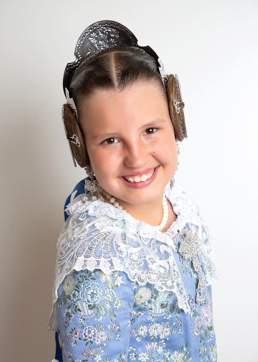 La falla Valle de Laguar-Padre Ferris.
Tiene el placer de presentar a nuestra representante infantil para la preselección a la corte de 2023 a celebrar el próximo 23 de Julio, por el sector de Campanar.

Niña: Aitana Riofrio Carrion.