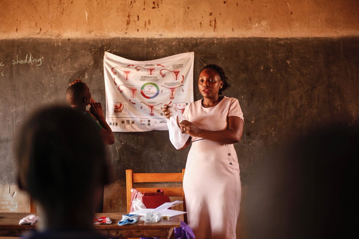 Demonstrating how to use re-usable and disposable sanitary pads.
#menstrualhygiene 
#thegirlchild
#wakiso 
#Uganda 
@JairusMukoota 
@JowieJoanna