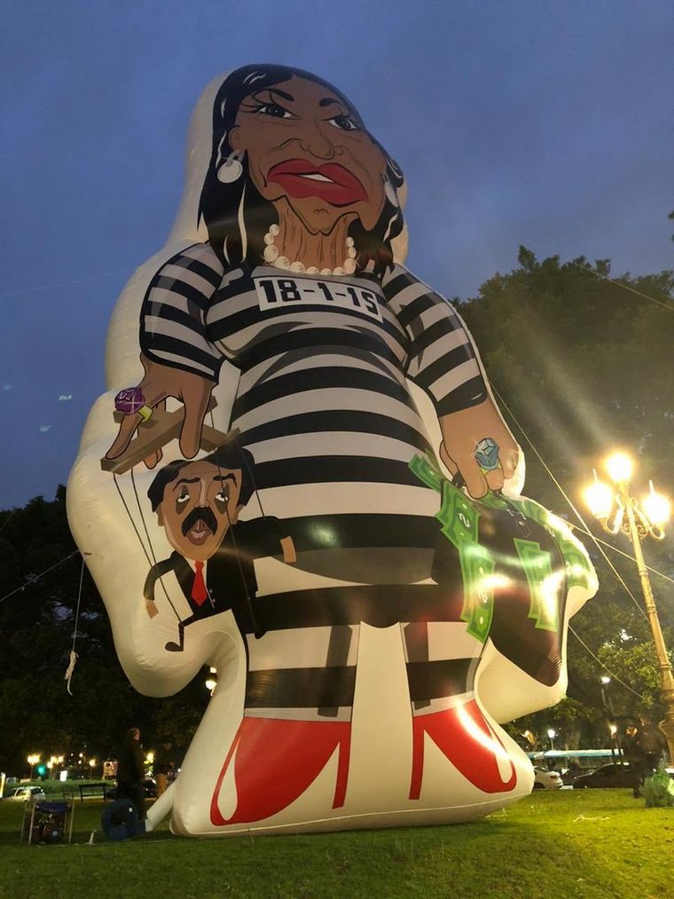 Facu_Krs20's tweet image. Que #VivaCristina mucho tiempo, pero que viva presa!