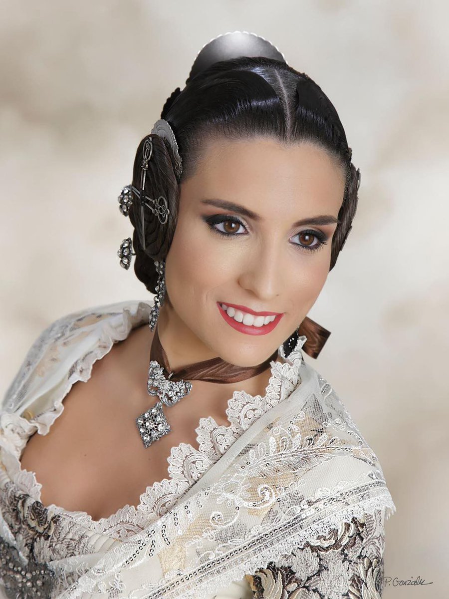 La falla Avda. Ecuador – Alcalde Gurrea presenta a las candidatas que representarán a nuestra comisión, en la Preselección del Sector Benicalap en los jardines del Palau de la Música.
Candidata infantil : Paula Pérez Peris
Candidata mayor: Ana Mª González Sanchez