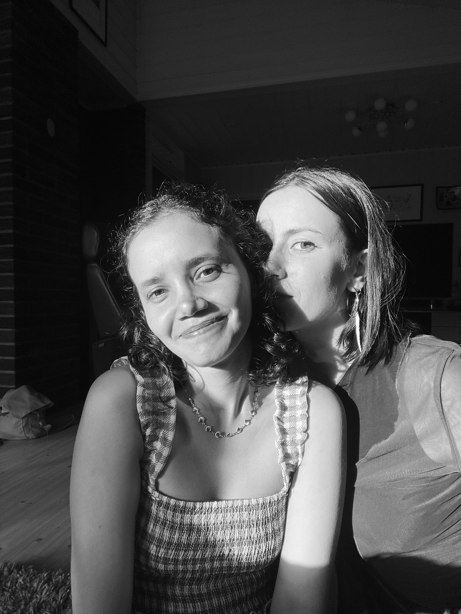 iris_caltwaitbr's tweet photo. A pessoa com o coração mais doce e a mente mais caótica que já conheci. Essa é vilde iris. Ja sinto falta dela. Passamos dias maravilhosos juntas. Muito choro, muita risada, muito entendimento e amor. No fim deu tudo certo ❤️ https://t.co/UNnArkVEQc