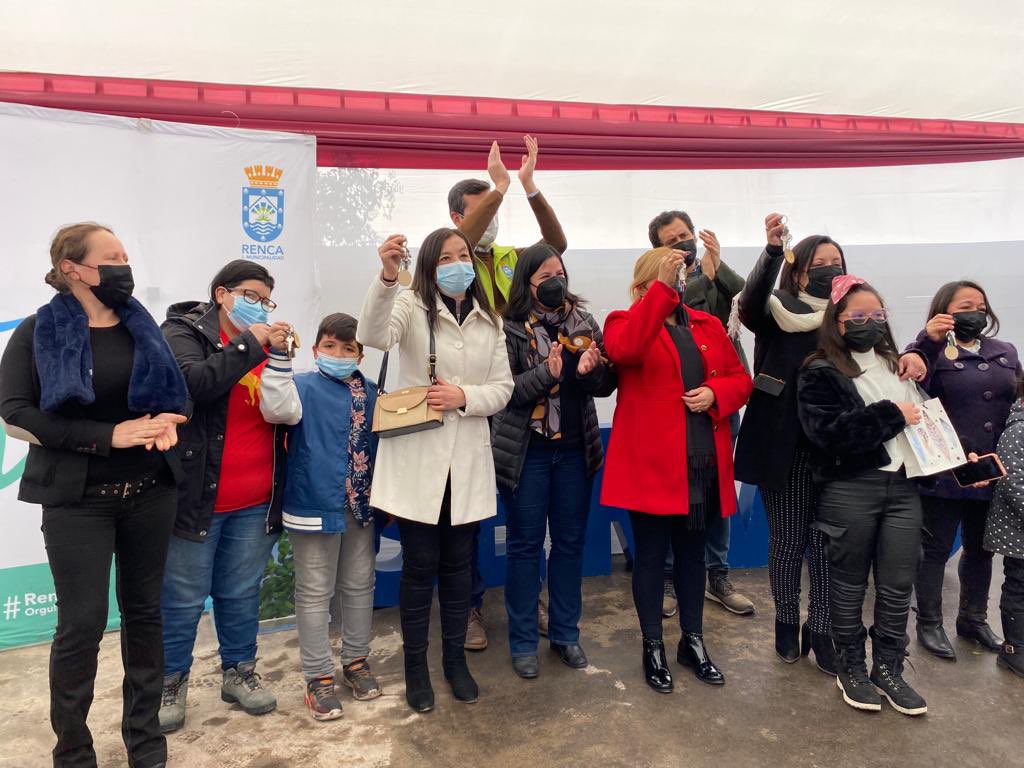 ServiuRM's tweet photo. Hoy 64 familias de Renca recibieron las llaves de sus nuevas viviendas correspondientes al proyecto Buen Aire. La ceremonia fue 
encabezada por el alcalde @cn_castro y nuestro subdirector Roberto Acosta. 
Como #ServiuRM felicitamos a las familias por este merecido logro 👏🙌 https://t.co/9oOCSXSHYH