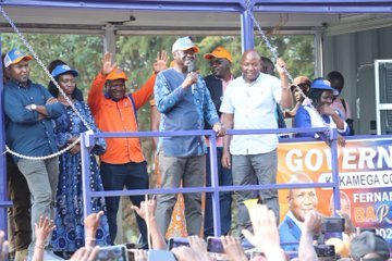 HonNelsonMandel's tweet photo. Azimio down! I repeat azimio down in Kakamega😂😂
Ngojea sasa ranting and abuses to IEBC... Awuoro!

Oparanya #UlizaRutoKTN Chebukati Rest Fox News #KIPRONOH Kenya Martha Kikuyu #8BillionStrong IEBC Mudavadi Shinzo Nakuru #migoridecides Ouch Mr President https://t.co/oX74HoRjcO