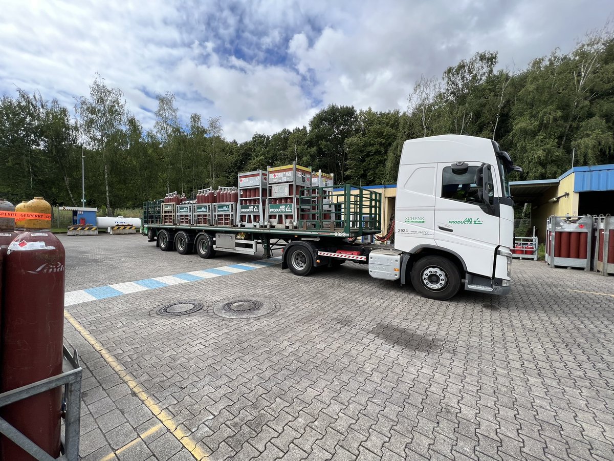 HJvLeuven's tweet image. Mijn eerste week van dit mooie werk, en nog een lange tijd te gaan 
#chauffeur #dagdienst #cilinders #transport #air #funatwork