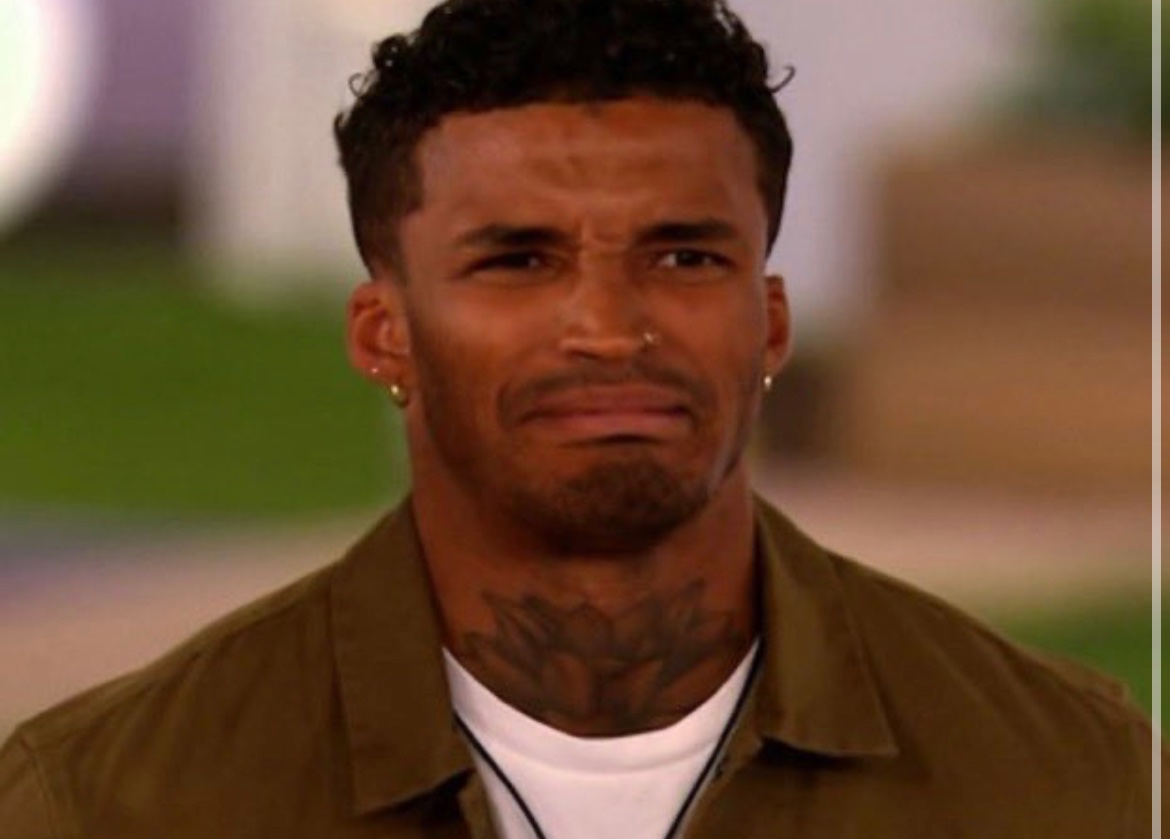 Dami hugging Paige after encouraging jacques  #LoveIsland