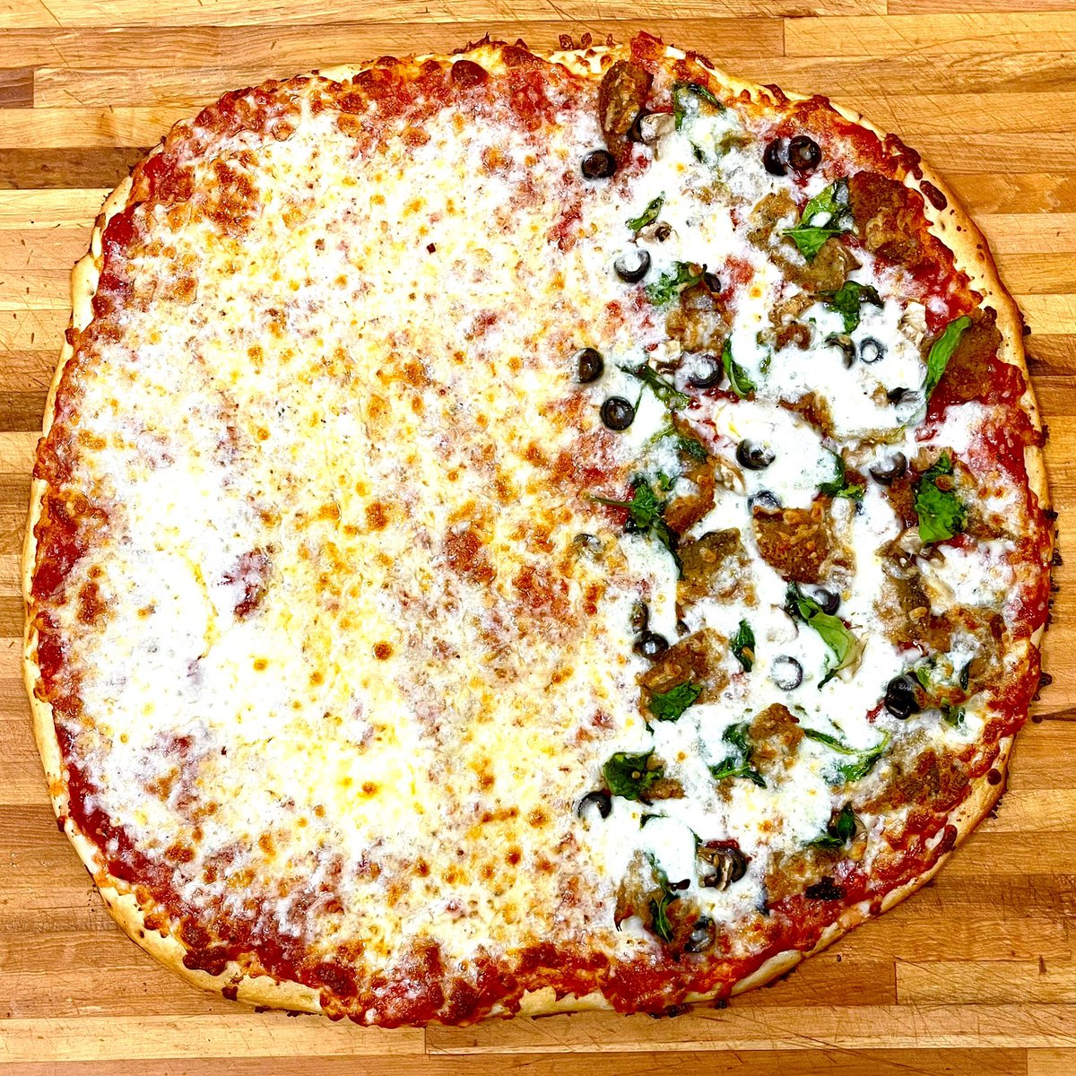 EricJohnArt's tweet photo. NIFTY PIZZAS #15 and #16 are listed for sale!

These are the first “standard pizzas” minted.

You’ll find them here! 

https://t.co/mJVvc6Xn6K

@niftypizzas #NFTs #NFTCommunity https://t.co/qwXhOvPz6h
