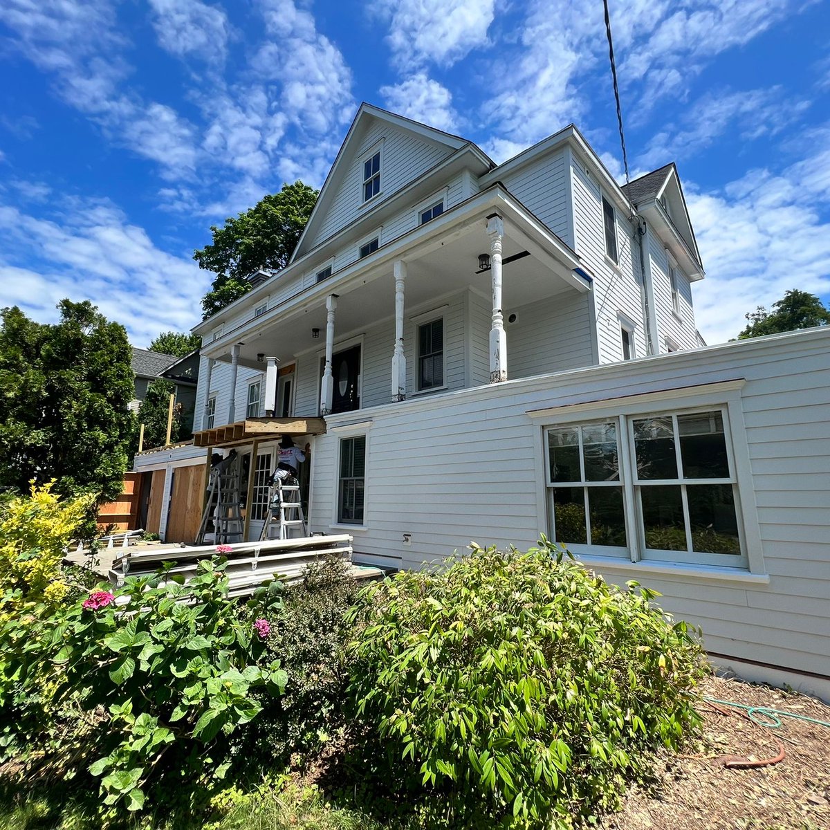 BurrRSW's tweet photo. In-progress view here at this Greenwich home as we install all new @jameshardie siding in Arctic White, with copper flashing. We are also building a custom front porch with new @theazekcompany rails and decking! #BurrRSW #myhardiehome #exteriorupgrade #newenglandhomes https://t.co/JEDpSbZuJy