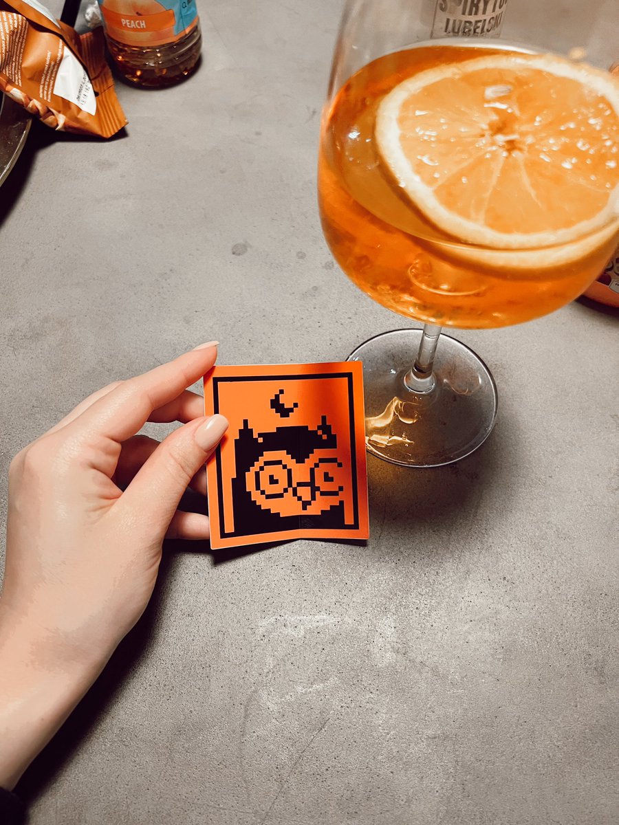 rozalewicka's tweet photo. Hello, beauties 🦉🥃 @moonbirds https://t.co/MvN1nAay54