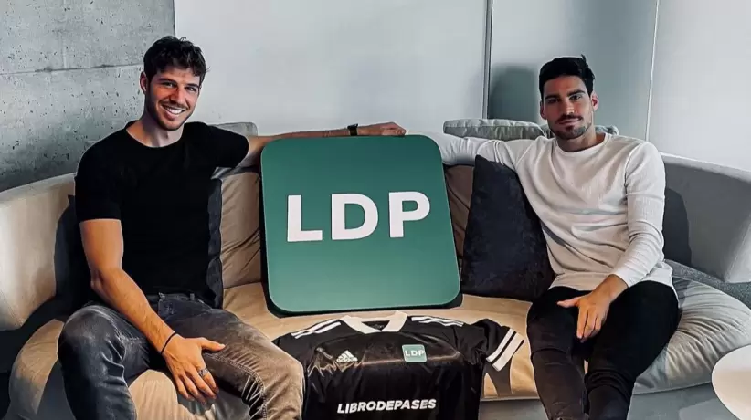 ¿Recuerdan que hablamos de René Adler y un "Tinder" entre jugadores y clubes? Bueno, ya existe en Argentina. Su nombre es Libro de Pases, el "LinkedIn del fútbol". Participan, entre otros, Rodrigo De Paul, Lucas Martínez Quarta, Eduardo Salvio y Agustina Barroso. ABRIMOS HILO.