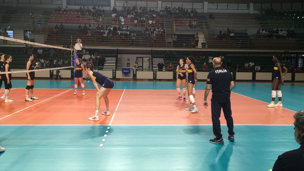 Federvolley's tweet photo. In attesa dell'esordio a #EuroVolleyU21W, questa sera al Pala Sport di Andria le azzurrine ๐ della Nazionale #Under21F sono state protagoniste di una bella prova nella prima amichevole contro la #Turchia ๐น๐ท
La news โก๏ธ https://t.co/AaZyNzX4qU https://t.co/Ubiffiglh2