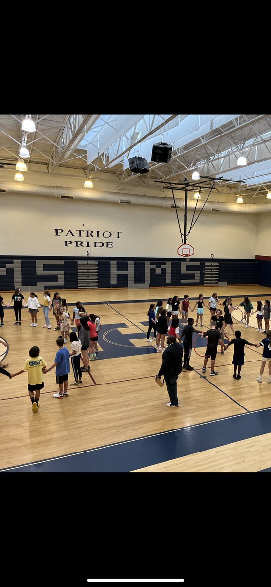 mason_roderick's tweet photo. This has been a truly amazing start to our 2022-23 school year! Our 7th grade HMS students began their year teambuilding! Students learned the importance of working together to function as a team and family! @HeritageMiddle1 #HMSthemiddleofthemiddle https://t.co/50R54daBrW