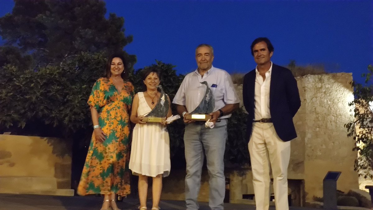 Pedro Sardina, en nombre de <a href="/ABC_nautica/">ABC Náutica</a>, y <a href="/Clizan2/">Carmen Lizan</a> recogen el premio Tabarca Vela a la Prensa Náutica del <a href="/rcralicante/">Real Club de Regatas de Alicante</a>.