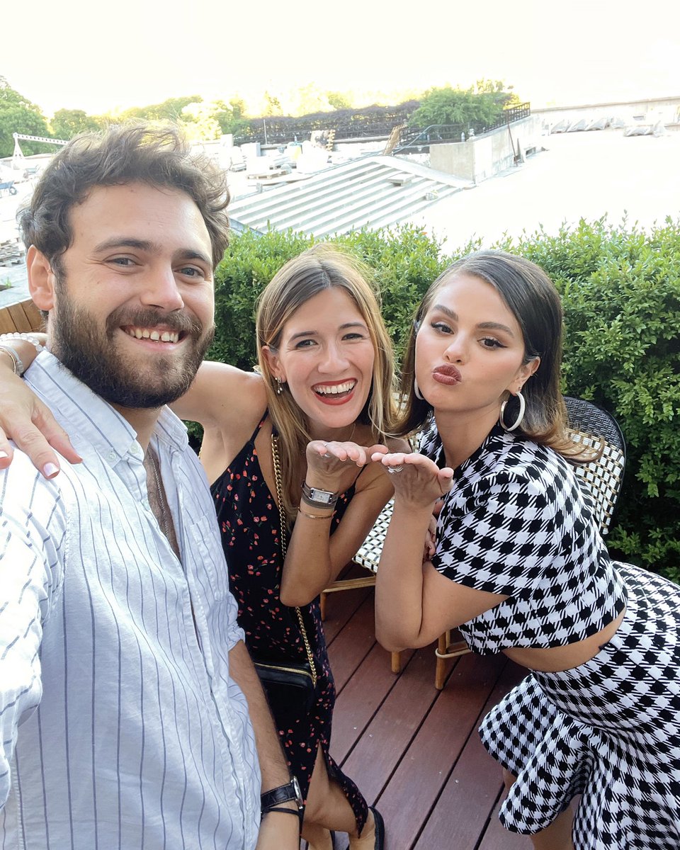 Missudette's tweet photo. Kiss from Paris w/ Selena Gomez &amp; my love ❤️@selenagomez #SelenaGomez 
Trop contente de l’avoir rencontré et d’avoir pu lui parler 🤍😭 @K_Ragonneau est bien entouré 😍 https://t.co/lH1pBfIR8o