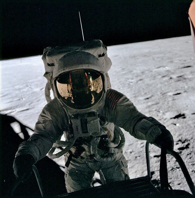 Moonpans's tweet photo. Pete Conrad June 2 1930 - July 8 1999
Legendary astronaut Pete Conrad descends the ladder of Apollo 12 LM, Intrepid to become the 3rd man to walk on the moon. Photo captured by Alan Bean through the LM hatch
#apollo12 #alanbean #peteconrad https://t.co/GnGqnLrUd4