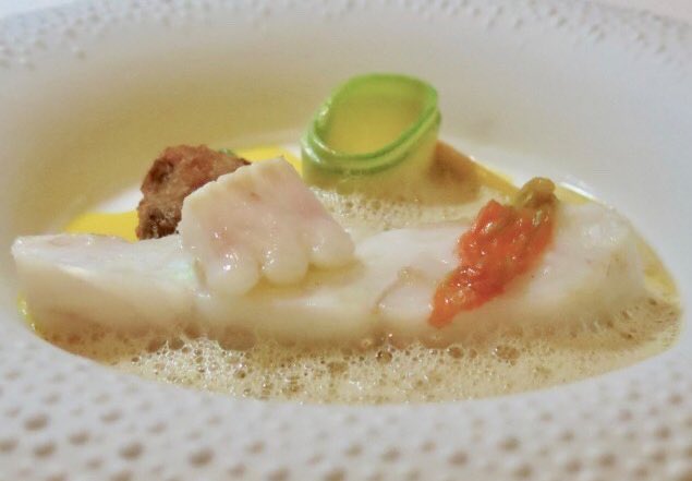 (Left)Oyster/Wild Garlic/“Lardo”/Potato Foam (right) Turbot/Zucchini Purée/Pistachio/Saffron, by #3Michelinstarred #chefMauroColagreco at #CôtebyMauroColagreco ดินเนอร์ #เชฟ3ดาวมิชลิน #เมาโรคอลลาเกรคโค 

commecestbon.com/3-michelin-sta…

#commecestbon #สายกิน #foodies #world50best