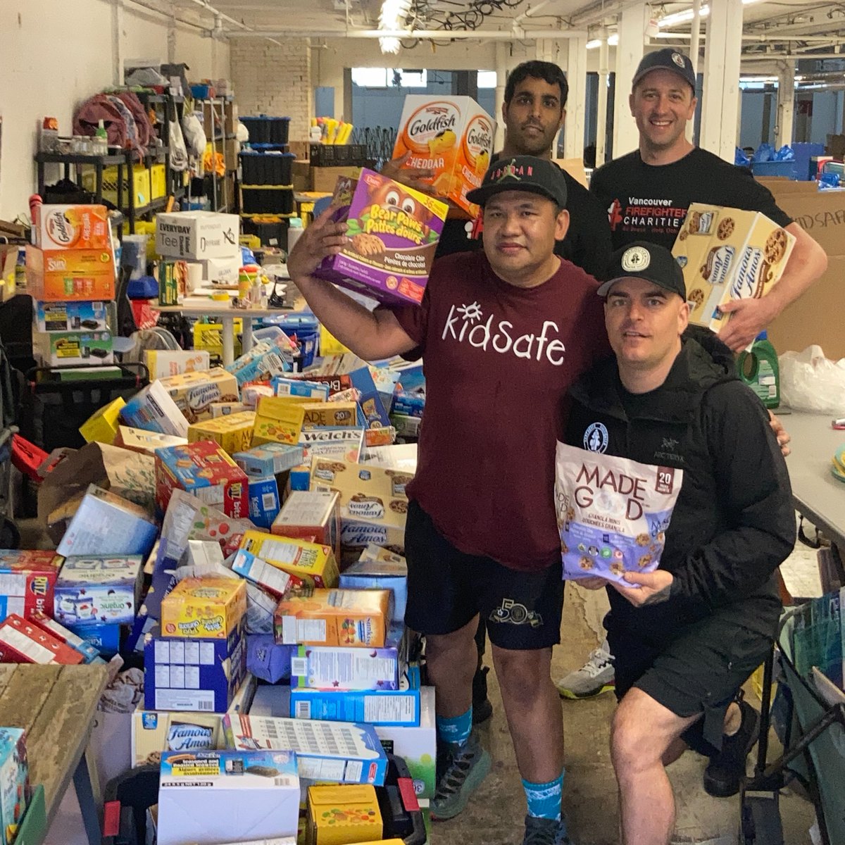kidsafeproject's tweet photo. Thank you Vancouver Firefighters Charities for your continuous support! 🚒

These snacks will keep KidSafe kids bellies &amp; hearts full all summer long 💖

#vanfirecharities #foodsecurity #summeratkidsafe https://t.co/tSuXBUUG8Q