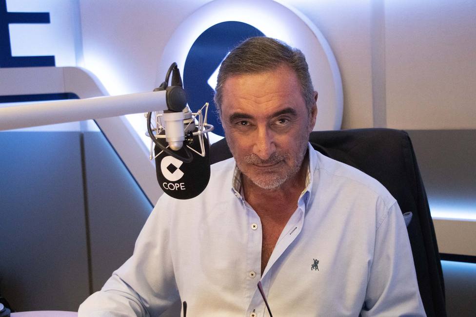FonsiLoaiza's tweet photo. Carlos Herrera gana al día 20.000 euros en la COPE. Está en contra de subir los salarios y dice que llevaría a la destrucción de las empresas. Poca vergüenza. https://t.co/ltCq5iBauv