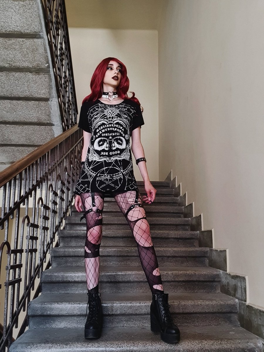 KarlaaAzzeh's tweet photo. #gothicgirl #gothgirl #gothbabe #egirl #egirlaesthetic #catgirl #altgirl #AltFashion #altoutfit #altmakeup #harness #redhead #fishnet #tights #oija https://t.co/qvsveQRiQV