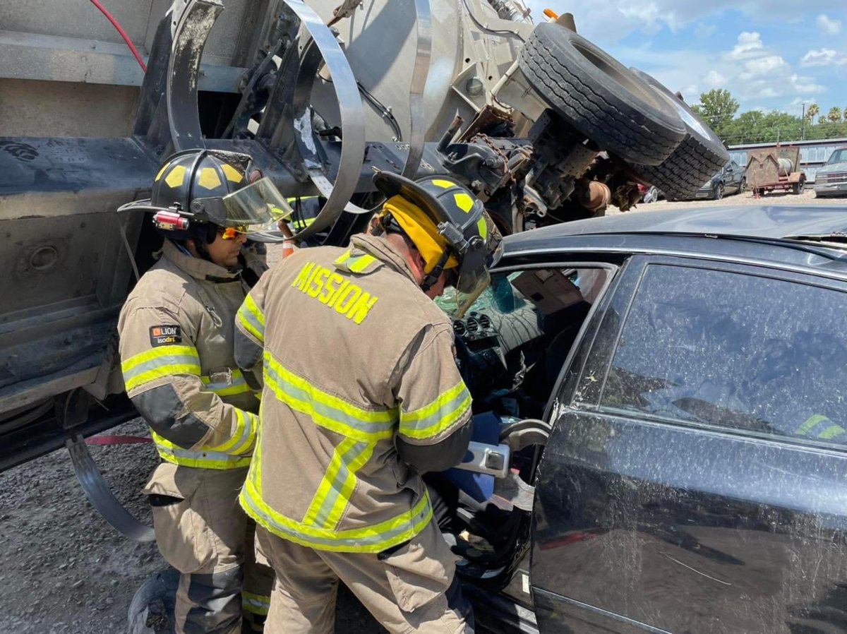 CityOfMissionTX's tweet photo. You never stop ๐ learning!
Our Mission firefighters ๐ recently trained on heavy rescue tools โ๏ธ and vehicle extraction techniques. They want to be prepared in case a special rescue is needed. #OurFirefightersRock #AlwaysOnHand ๐ง๐ปโ๐ ๐งฏ ๐จ https://t.co/mFhAbBNPPk