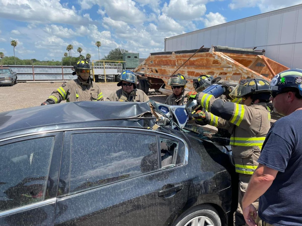 CityOfMissionTX's tweet photo. You never stop ๐ learning!
Our Mission firefighters ๐ recently trained on heavy rescue tools โ๏ธ and vehicle extraction techniques. They want to be prepared in case a special rescue is needed. #OurFirefightersRock #AlwaysOnHand ๐ง๐ปโ๐ ๐งฏ ๐จ https://t.co/mFhAbBNPPk