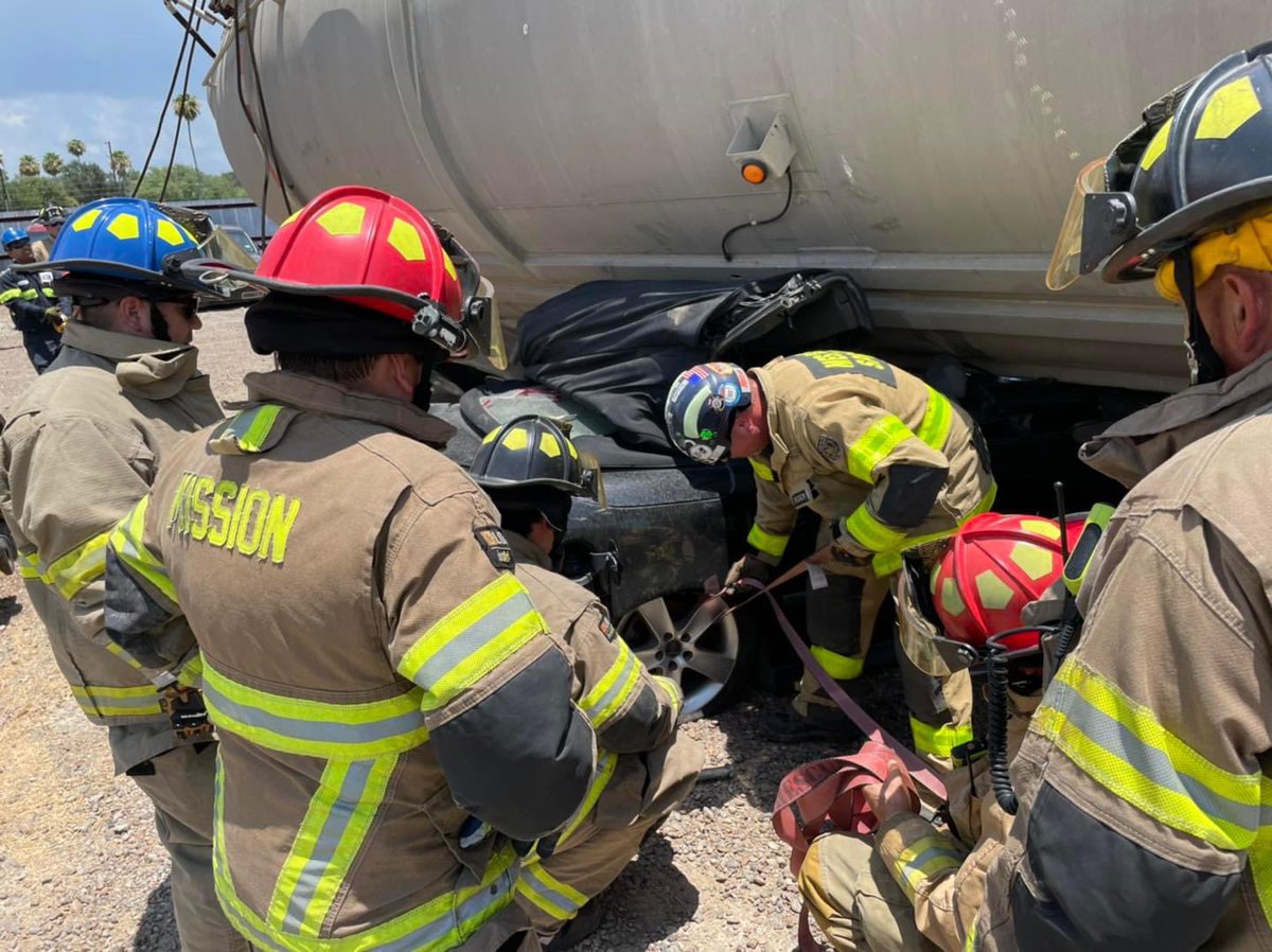 CityOfMissionTX's tweet photo. You never stop ๐ learning!
Our Mission firefighters ๐ recently trained on heavy rescue tools โ๏ธ and vehicle extraction techniques. They want to be prepared in case a special rescue is needed. #OurFirefightersRock #AlwaysOnHand ๐ง๐ปโ๐ ๐งฏ ๐จ https://t.co/mFhAbBNPPk
