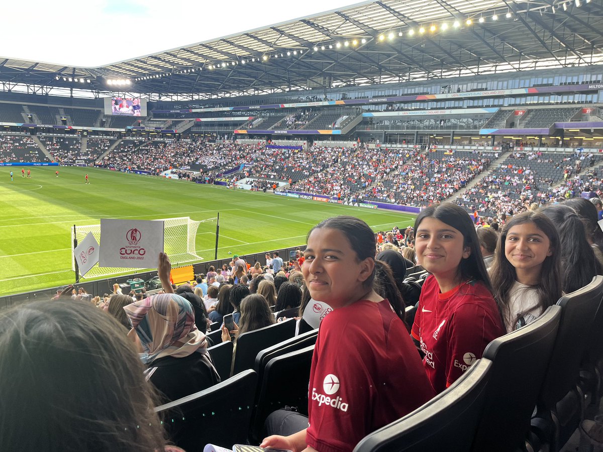 Pupils are excited and ready for the Women’s EURO Spain vs Finland game! <a href="/MissBlairpe/">Mrs Vandenbergh</a> <a href="/MrEmmett_PE/">Mr Emmett PE</a> <a href="/PeStallwood/">Miss Stallwood PE</a> <a href="/DenbighHigh/">Denbigh High School</a>