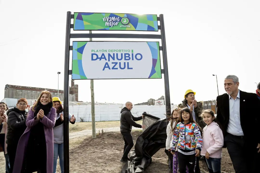 magdysierra's tweet photo. Participe de la inauguración del Playón Multideportivo Danubio Azul en #DockSud 🏀⚽

Con @jorgeferraresi, estrenamos este espacio que construyó la cooperativa Hombres Sureños, financiada por @ObrasPublicasAR y que disfrutarán lxs vecinxs del barrio. https://t.co/ELaThd7vSz