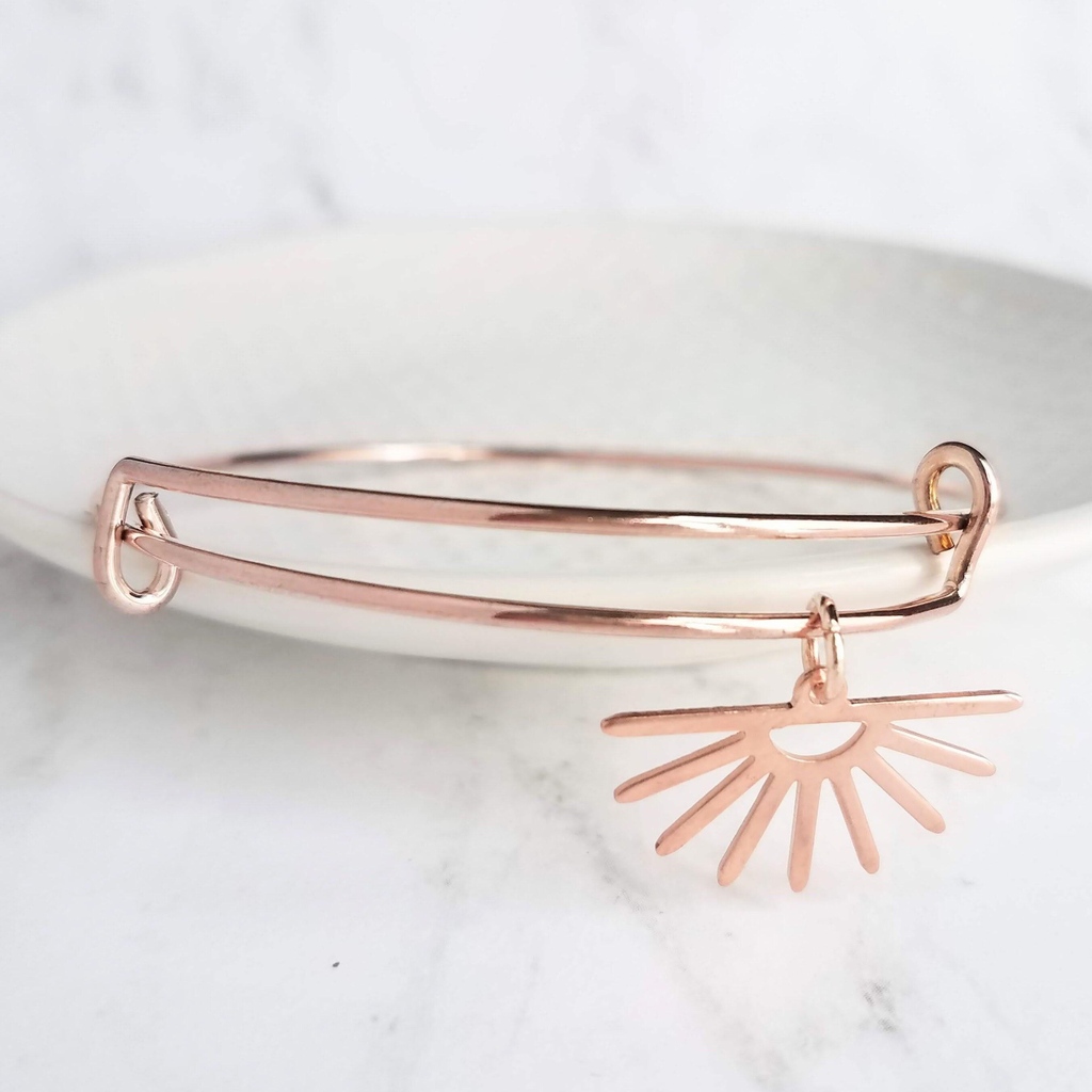 goimagine_life's tweet photo. This week's #featuredshop is Constant Baubling! #Handmade in Michigan, visit our Facebook page to learn more about Jessica, the maker behind this beautiful #jewelry. Checkout Constant Baubling on #goimagine today https://t.co/4tDSMdmEFY
#handmadeforgood #jewelryartist @CBaubling https://t.co/a5UYKO2Y4R