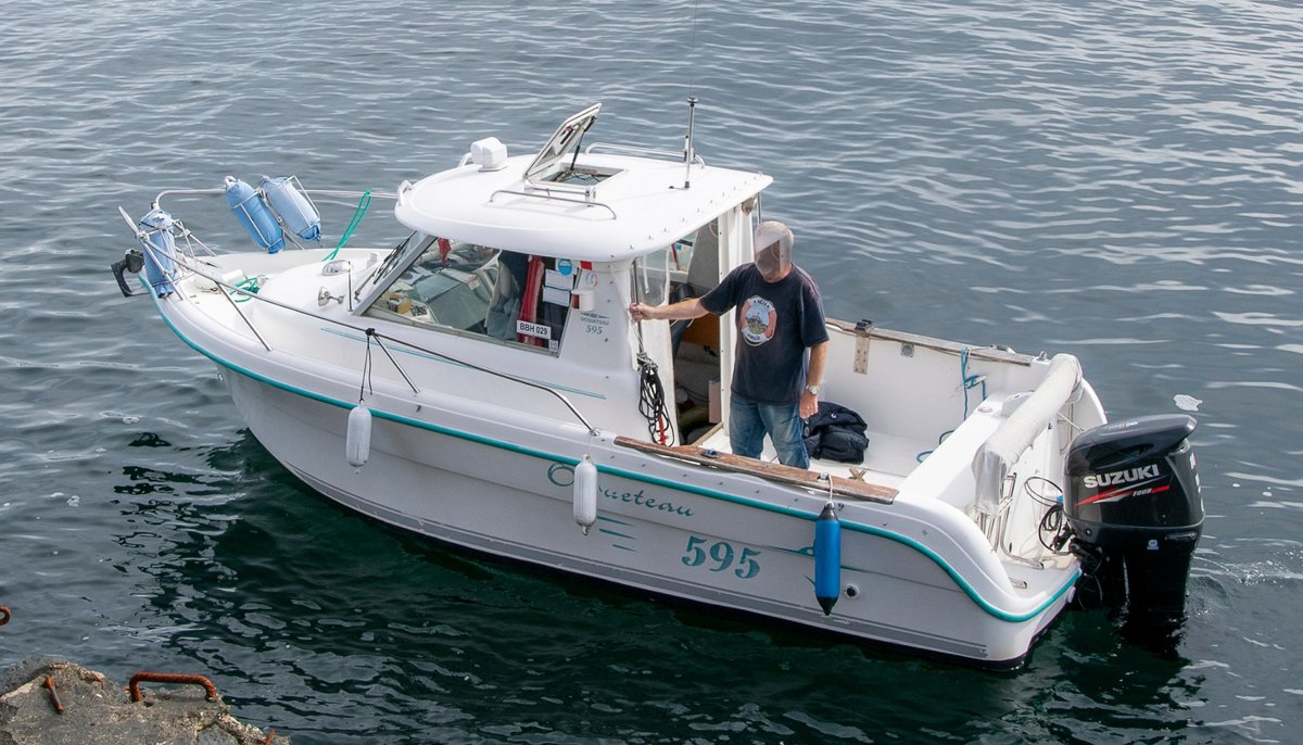 Vi er interessert i å komme i kontakt med denne båten. Gikk fra Herføl onsdag formiddag, nedover Kosterfjorden. Trolig videre langs svenskekysten, med mål om å krysse over til Skagen. Ta kontakt med HRS om du har observasjon eller annen relevant info, tlf. 51 64 60 00.