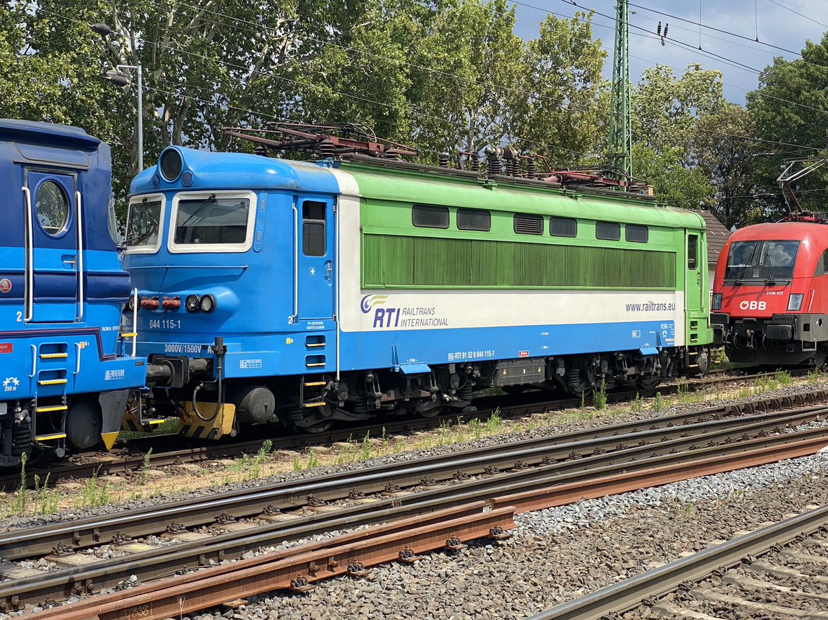 thalys74's tweet photo. #InterrailPass #Day4 Attention aux yeux … couleurs flashs assurées par ces locomotives de différents opérateurs en gare de #Komarom 🇭🇺 lors de mon déplacement en train … point frontière entre la Hongrie 🇭🇺 et la Slovaquie 🇸🇰 #Trainspotting https://t.co/CBUyV2FekK