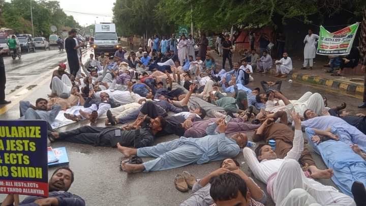 Zahidkh82469616's tweet photo. #کراچی
#اساتذہ_احتجاجی_دھرنا

#JESTS
#ECTS
 ریگولرائزیشن کے حصول کے لیے گزشتہ پانچ دنوں سے بارشوں کے باوجود بھی سندھ اسمبلی کے باہر بیٹھے JESTS اور ECTS اساتذہ کا کہنا ہے کہ وہ عید بھی یہیں گزارنے پر مجبور ہوں گے اگر ان کے مطالبات نہ مانے گئے۔ https://t.co/3J7hdS52iH