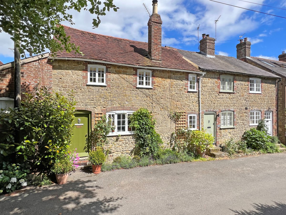 RHRWClutton's tweet image. An enchanting #countrycottage is for sale in #Upperton, next to #Petworth Park.  This is a rare find and should not be missed. rhrwclutton.com/properties/157…