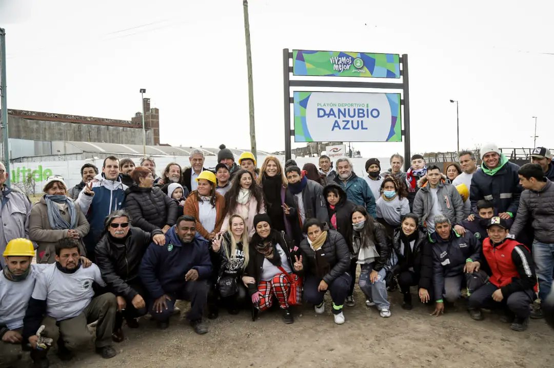 magdysierra's tweet photo. Participe de la inauguración del Playón Multideportivo Danubio Azul en #DockSud 🏀⚽

Con @jorgeferraresi, estrenamos este espacio que construyó la cooperativa Hombres Sureños, financiada por @ObrasPublicasAR y que disfrutarán lxs vecinxs del barrio. https://t.co/ELaThd7vSz