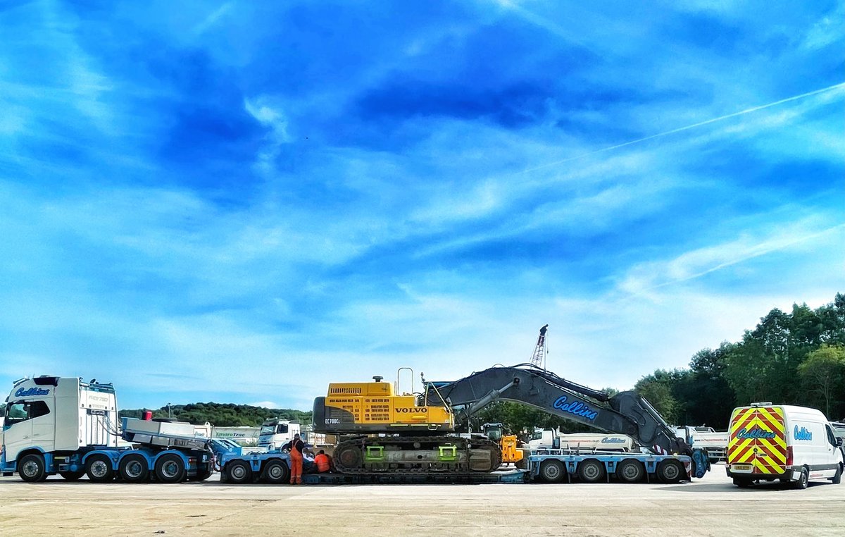 O5OGT's tweet photo. #FlatOutFriday @Collins_Earth Transport.
A pair of 90 ton @VolvoTrucksUK FH540’s complete with 4 axle hydra-deck Faymonville trailers &amp; FH16 750
Moving demo spec @VolvoCEGlobal EC700CL on 2+4 Nooteboom. https://t.co/NQ2UyfdsvY