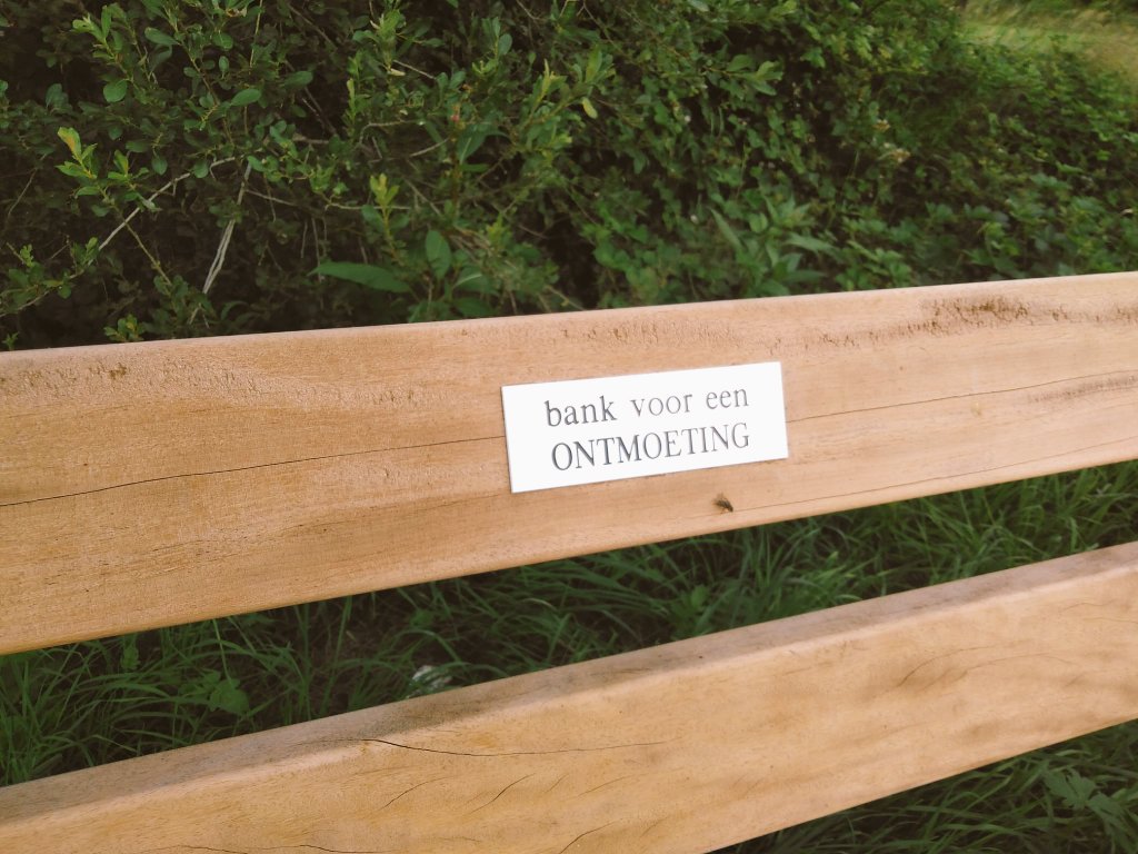 En zomaar stond daar een uitnodigend bankje aan einde Breeflo met uitzicht op het veld. Door onze gemeente geplaatst én  geschonken door een mevrouw, die Zeegse een warm hart toedraagt. Wat een mooi gebaar! 🤗 #Zeegse  <a href="/Tynaarlo/">Tynaarlo</a> #geniet #ontmoeting #natuur