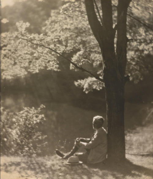 EstudiosVisuale's tweet photo. Man in knickers, resting against tree, 1930

by Clara E. Sipprell

#photography #contemporaryart #contemporaryphotography #streetphotography #ClaraSipprell https://t.co/4GbgeNM3rG