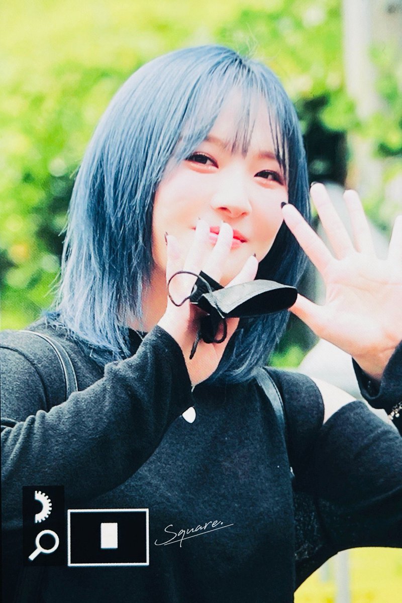 hourlymoonsua's tweet photo. moon sua blue hair is on another level https://t.co/U4uc0BdAD3