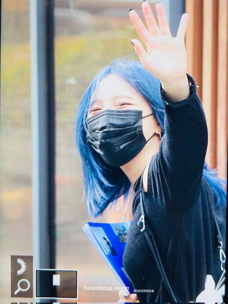 hourlymoonsua's tweet photo. moon sua blue hair is on another level https://t.co/U4uc0BdAD3