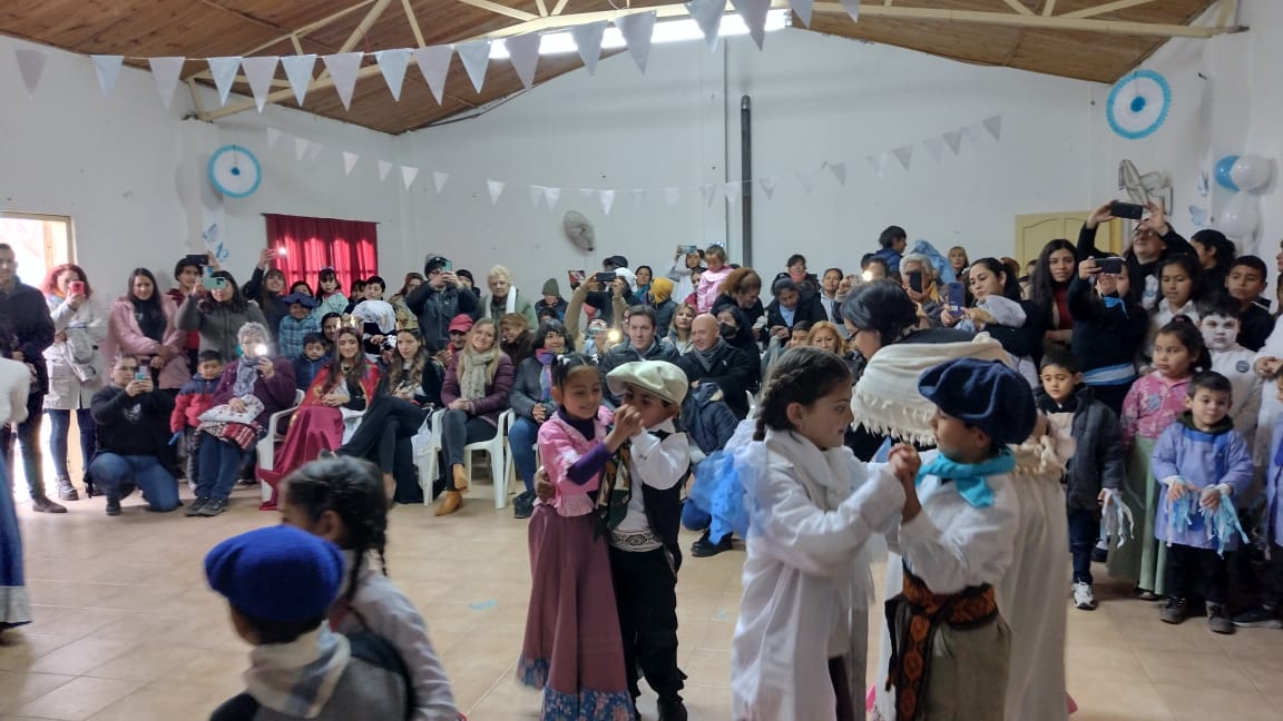 MPAMELATORRES's tweet photo. 🇦🇷 Hoy acompañamos en el acto por el 9 de Julio, a la comunidad de la esc. Legado Pascual Iaccarini, del Distrito #LasParedes.

👏🏽👏🏽 Quiero felicitar a padres, directivos, docentes y alumnos por este maravilloso acto que conmemora un nuevo aniversario de nuestra #Independencia🇦🇷 https://t.co/JTHwO3rWtZ