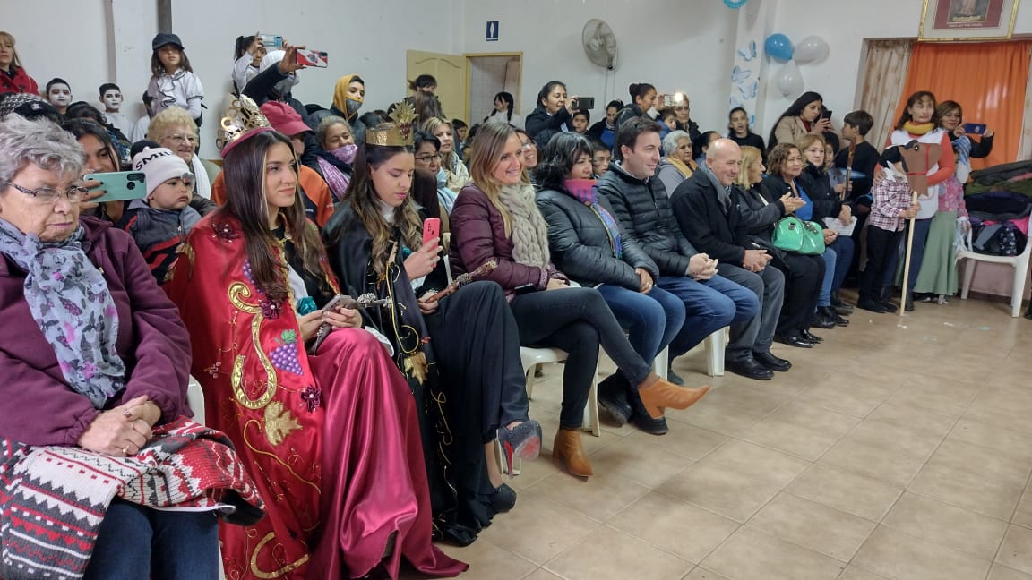 MPAMELATORRES's tweet photo. 🇦🇷 Hoy acompañamos en el acto por el 9 de Julio, a la comunidad de la esc. Legado Pascual Iaccarini, del Distrito #LasParedes.

👏🏽👏🏽 Quiero felicitar a padres, directivos, docentes y alumnos por este maravilloso acto que conmemora un nuevo aniversario de nuestra #Independencia🇦🇷 https://t.co/JTHwO3rWtZ