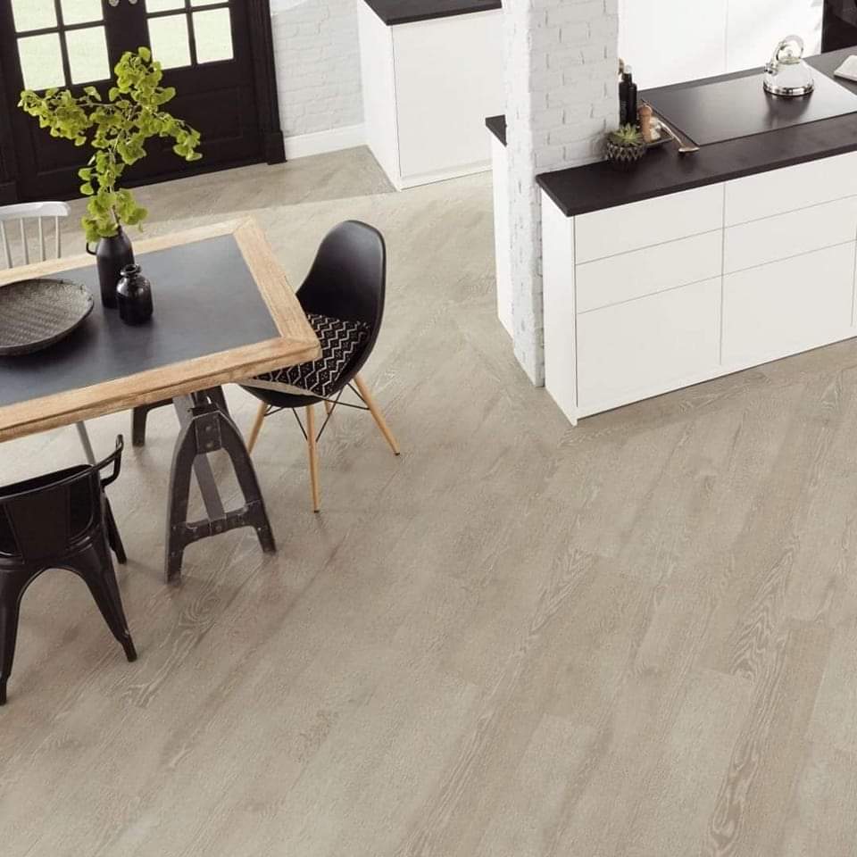 Modern and minimalistic. How would this look in your space?👀 Try out different floor designs using #Karndean Flooring's Floorstyle room visualiser tool. Visit bit.ly/3sJ7cE7 to give it a go! 📸 Karndean Flooring - Greige Oak VGW110T #Oxford #Oxfordshire #Flooring