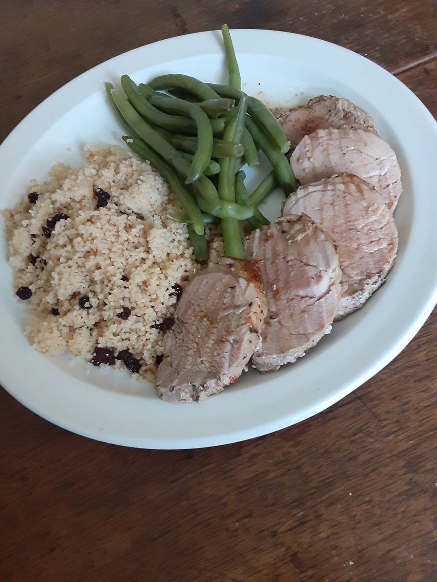 Titmousie2's tweet image. #porktenderloin with
 #tuscan spice rub
#steamedgreenbeans
#couscous with currants

😁